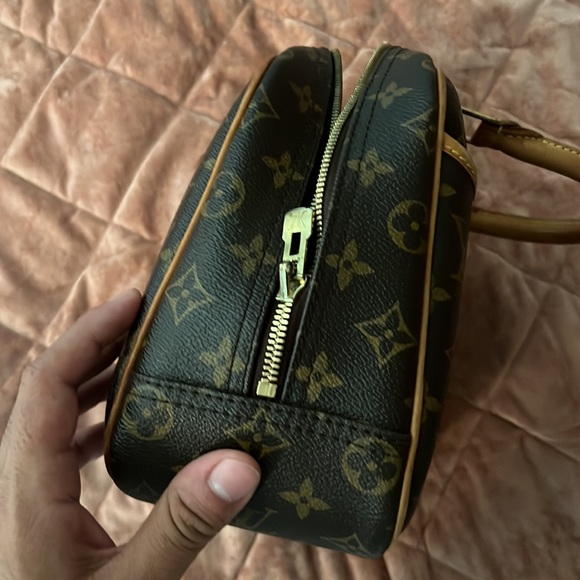 Brown Louis Vuitton bag 1 exterior pocket 4 interior pockets well conditioned - Picture 2 of 10